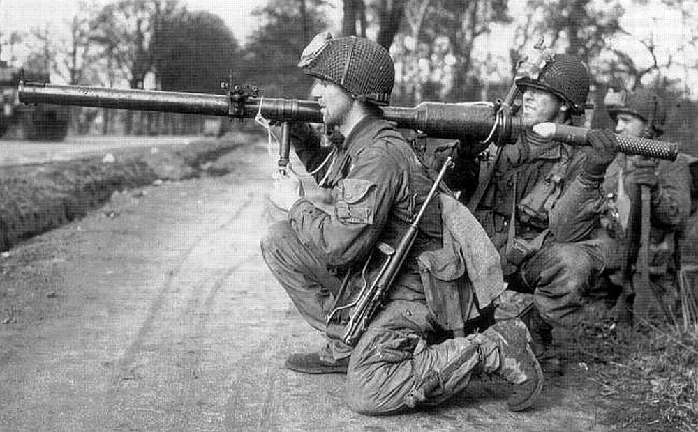 U.S. paratroops loading an M-18 57mm recoilless rifle 